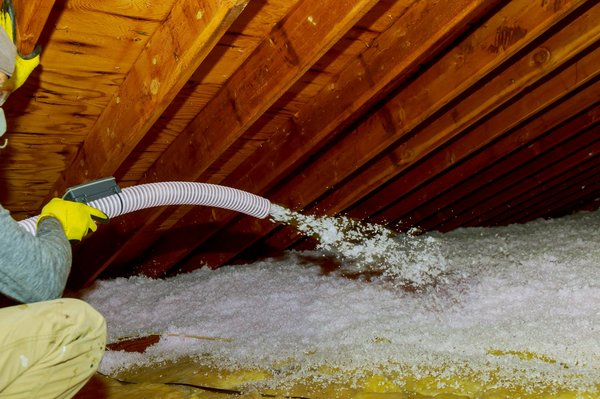 Optimisez votre confort avec l'isolation des combles par soufflage